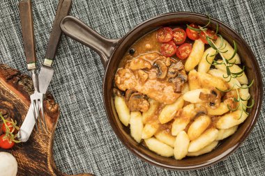 Parlak bir mantar sos haşlanmış domuz pirzolası. Üstten görünüm.