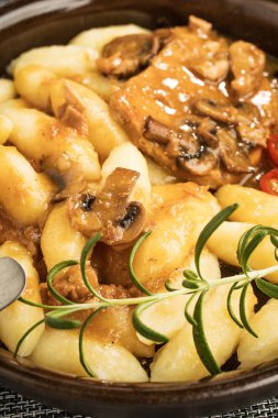 Parlak bir mantar sos haşlanmış domuz pirzolası.