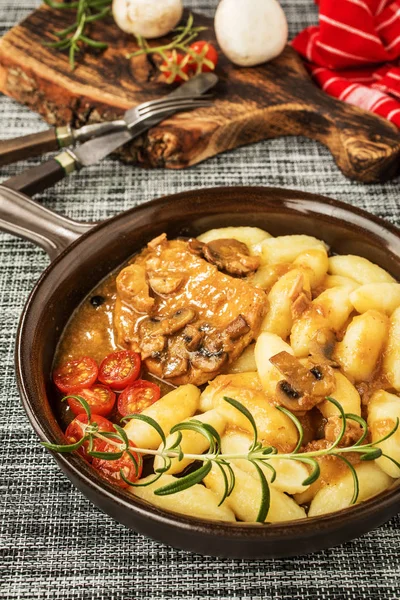 Parlak bir mantar sos haşlanmış domuz pirzolası.