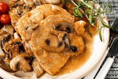 Parlak bir mantar sos haşlanmış domuz pirzolası.