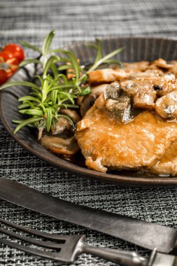 Parlak bir mantar sos haşlanmış domuz pirzolası.