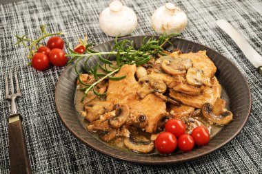 Parlak bir mantar sos haşlanmış domuz pirzolası.