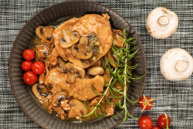 Parlak bir mantar sos haşlanmış domuz pirzolası. Üstten görünüm.