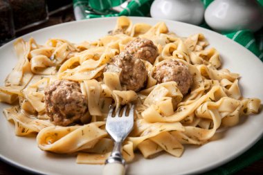 Domuz eti köfte ve dereotu soslu tagliatelle makarna. Seçici odak.