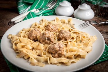 Domuz eti köfte ve dereotu soslu tagliatelle makarna. Seçici odak.