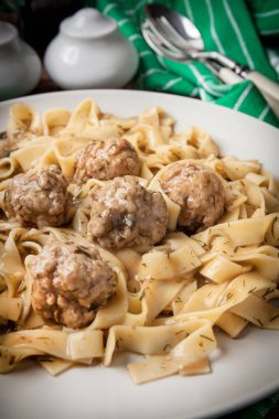 Domuz eti köfte ve dereotu soslu tagliatelle makarna. Seçici odak.