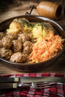 İsveç köftesi dereotu soslu patates püresi ve havuç salatası ile servis.