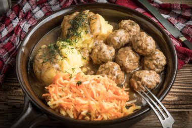 İsveç köftesi dereotu soslu patates püresi ve havuç salatası ile servis.