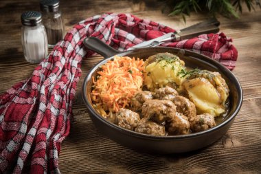 İsveç köftesi dereotu soslu patates püresi ve havuç salatası ile servis.