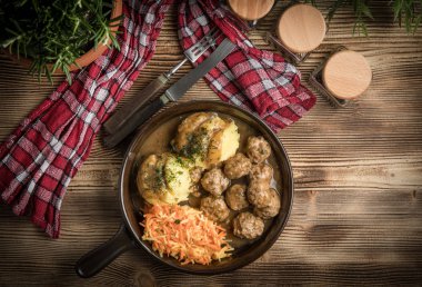 İsveç köftesi dereotu soslu patates püresi ve havuç salatası ile servis. Üstten Görünüm.