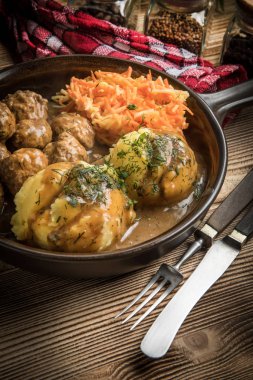 İsveç köftesi dereotu soslu patates püresi ve havuç salatası ile servis.