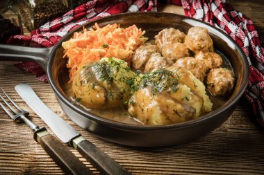 İsveç köftesi dereotu soslu patates püresi ve havuç salatası ile servis.