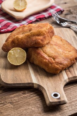 İki kızarmış balık fileto. Küçük alan derinliği.