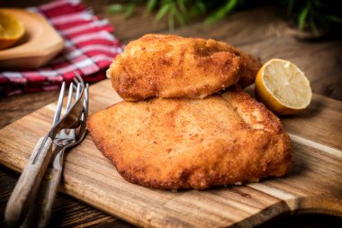 İki kızarmış balık fileto. Küçük alan derinliği.