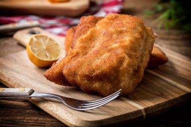 İki kızarmış balık fileto. Küçük alan derinliği.