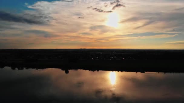 Vistula Nehri Üzerinde Batan Güneşin Işığında — Stok video