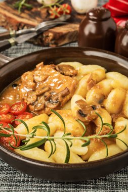 Parlak bir mantar sos haşlanmış domuz pirzolası.