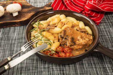 Parlak bir mantar sos haşlanmış domuz pirzolası.