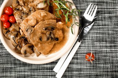 Parlak bir mantar sos haşlanmış domuz pirzolası.