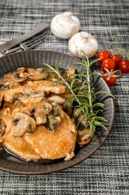 Parlak bir mantar sos haşlanmış domuz pirzolası.