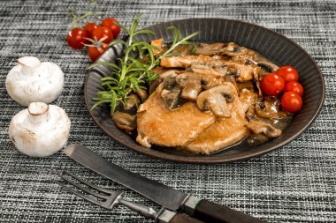 Parlak bir mantar sos haşlanmış domuz pirzolası.