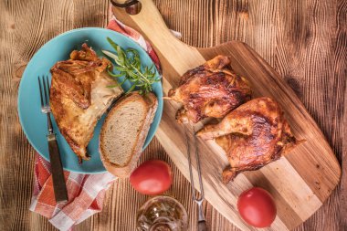 Mavi bir tabak kızarmış tavuk parçaları. Üstten görünüm.