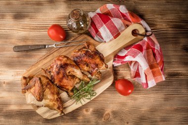 Ahşap Doğrama tahtası üzerinde kızarmış tavuk parçaları. Üstten görünüm.