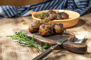 Kızarmış tavuk sopaları. Seçici odak.