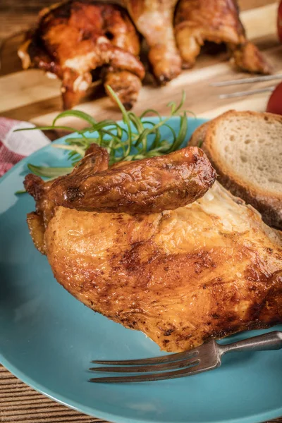 Mavi bir tabak kızarmış tavuk parçaları.