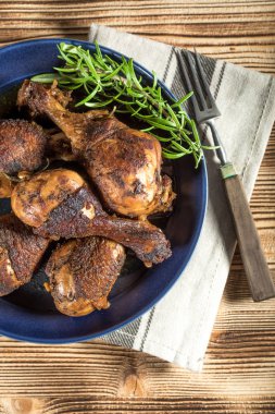 Kızarmış tavuk sopaları. Seçici odak.