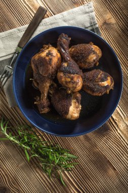 Kızarmış tavuk sopaları. Seçici odak.