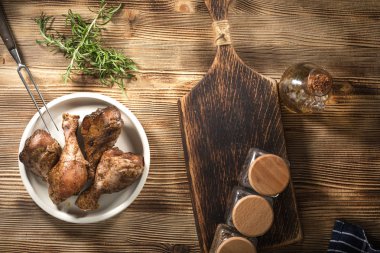 Çiğ salamura edilmiş tavuk budu. Kızartmaya hazır baharatla ovulmuş..