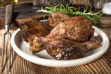 Çiğ salamura edilmiş tavuk budu. Kızartmaya hazır baharatla ovulmuş..