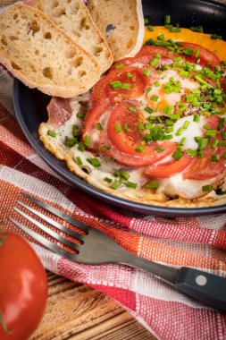 Tahta masada domatesli ev yapımı kızarmış yumurta..