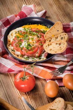 Tahta masada domatesli ev yapımı kızarmış yumurta..