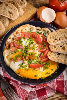 Tahta masada domatesli ev yapımı kızarmış yumurta..