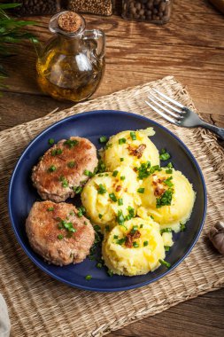 Bir tabağa haşlanmış patates ile servis köfte.