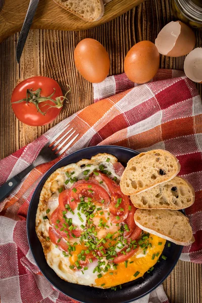 Domowe Śniadania Smażone Jajko Pomidorami Drewnianym Stole Widok Góry — Zdjęcie stockowe