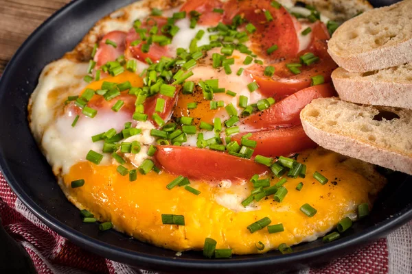 Domowe Śniadanie Smażone Jajko Pomidorem Drewnianym Stole — Zdjęcie stockowe