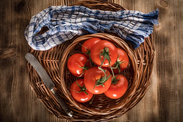 Verse Tomaten Een Rieten Mand Lekker Fruit — Stockfoto