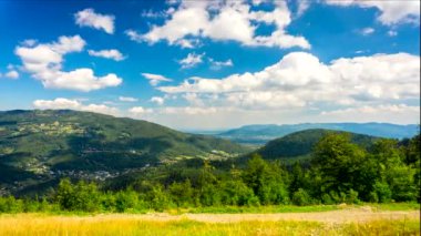 Zaman aralıklı çekim - bulutlar Beskid dağlar üzerinde. Batı Karpatlar, Polonya.