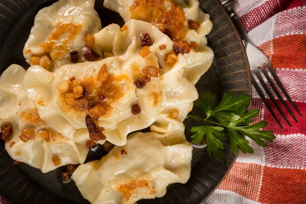 Bolinhos Fritos Pierogi Com Recheio Carne Polvilhado Com Torresmos — Fotografia de Stock