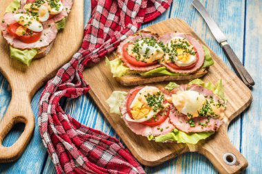 Sandviç domates, yumurta ve kahvaltı için marul.