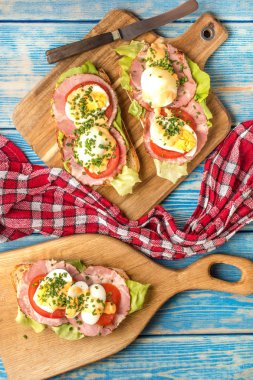 Sandviç domates, yumurta ve kahvaltı için marul.