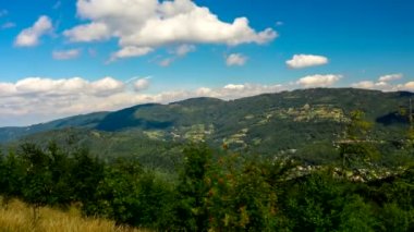 Zaman aralıklı çekim - bulutlar Beskid dağlar üzerinde. Batı Karpatlar, Polonya.