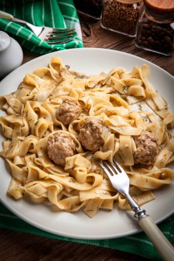 Domuz eti köfte ve dereotu soslu tagliatelle makarna. Seçici odak.