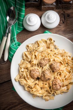 Domuz eti köfte ve dereotu soslu tagliatelle makarna. Seçici odak. Üstten Görünüm.