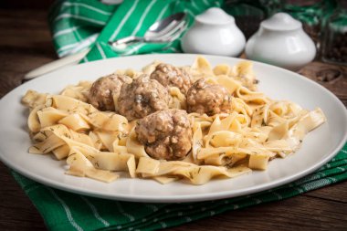 Domuz eti köfte ve dereotu soslu tagliatelle makarna. Seçici odak.