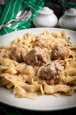 Domuz eti köfte ve dereotu soslu tagliatelle makarna. Seçici odak.