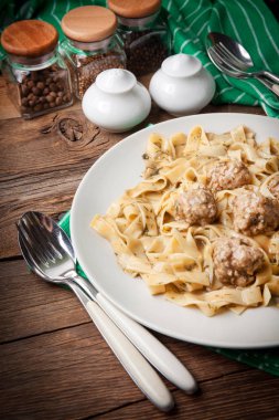 Domuz eti köfte ve dereotu soslu tagliatelle makarna. Seçici odak.